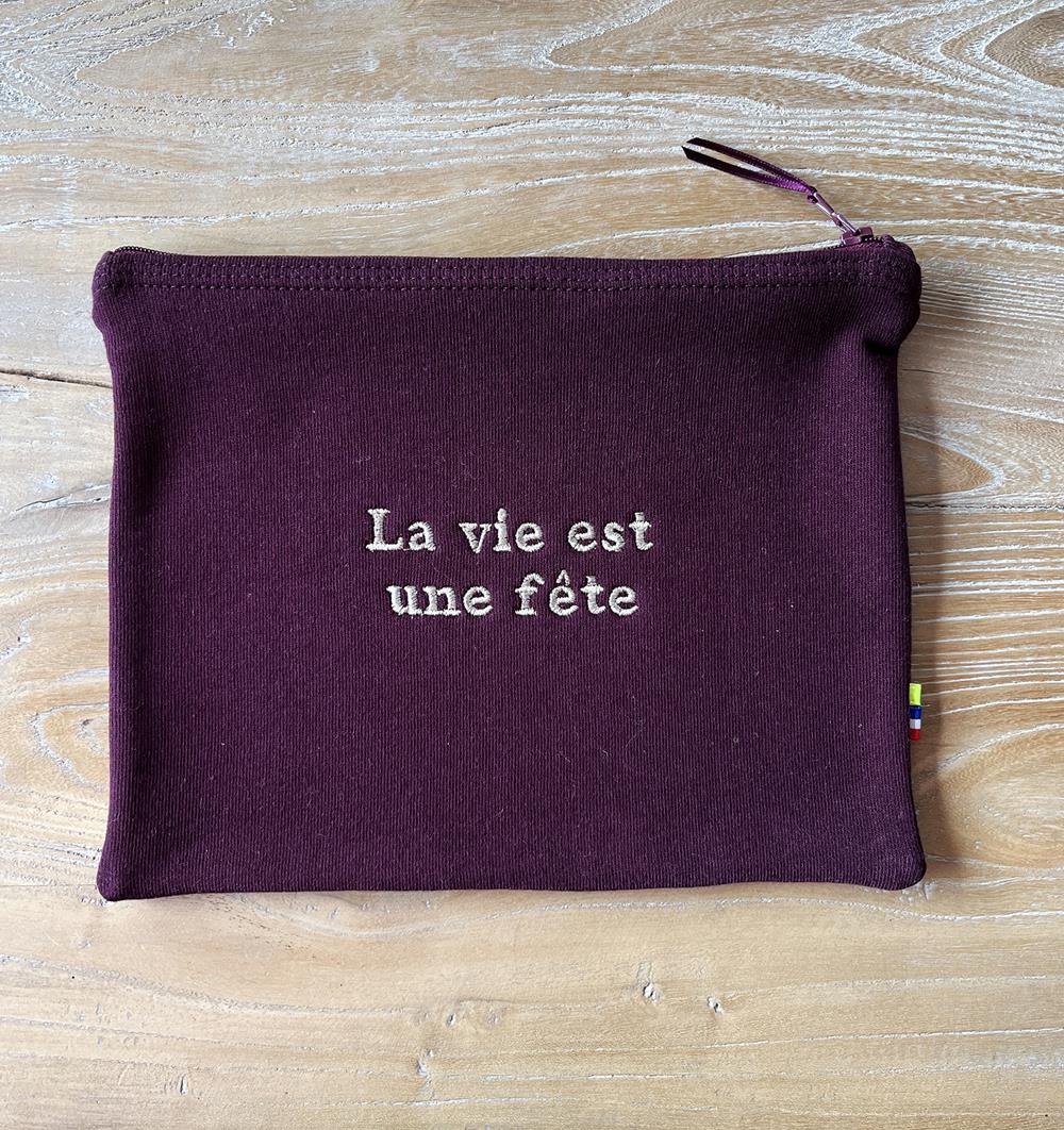 Pochette en sweat grand mod&#232;le en stock La vie est une f&#234;te coloris Bordeaux